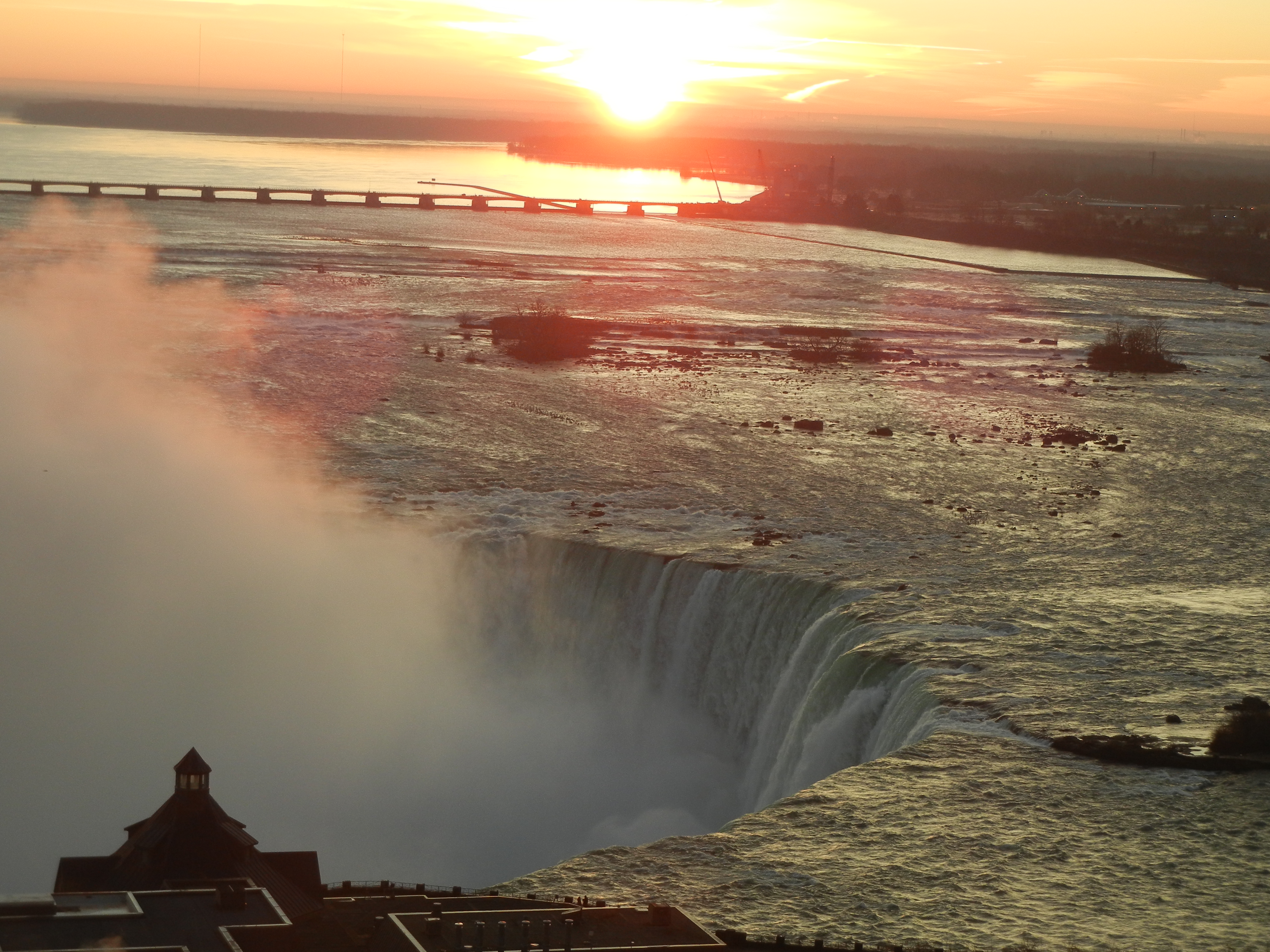 romantic-couples-activities-in-niagara-falls-skylon-tower